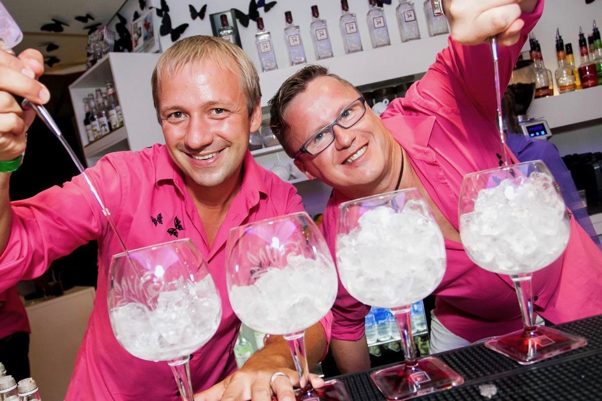 Kristo Tomingas ja Heinar Õispuu teevad baaris alkoholivaba kokteili