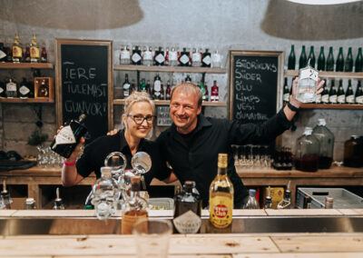 baar, Kristo Tomingas ja baarmenid kokteilibaaris kokteile tegemas