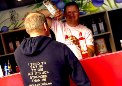 baaremn Heinar Õispuu teeb jooki