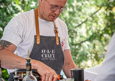 Heinar Õispuu õpetab kokteilikoolitusel