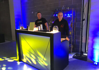 Kristo Tomingas ja Heinar Õispuu firmapeol kokteile tegemas