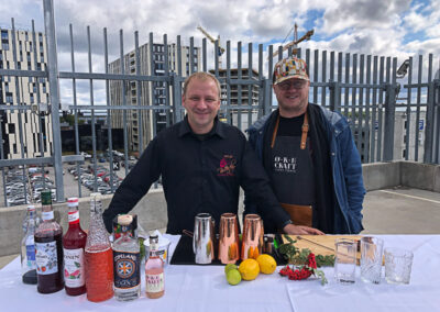 Heinar Õispuu ja Kristo Tomingas suvepäevadel kokteile tegemas