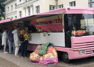 Suur kokteilibuss suvepävadel joogi cateringi teenust apkkumas