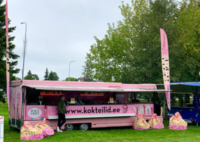 Suur joogi cateringi buss baariteenust pakkumas suvepävadel