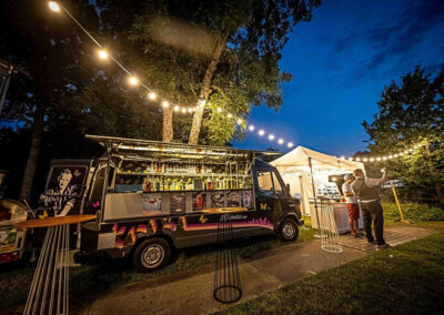 Kokteilibuss ja kokteilibaar jooke pakkumas suvepäevadel