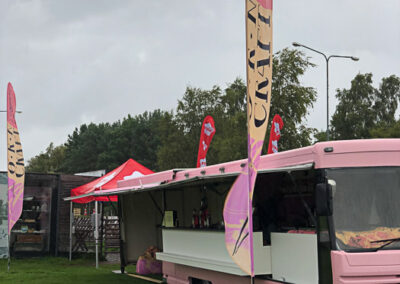 suur kokteilibaari kokteilibuss suvekontserdil kokteile pakkumas