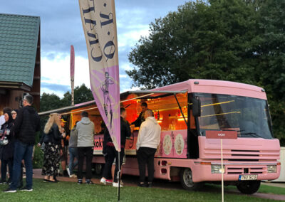 suur kokteilibuss ja baarmenid firma suvepäevadel