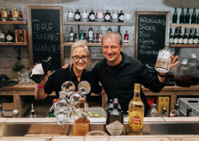 kokteilibaari baaremnid kokteile tegemas