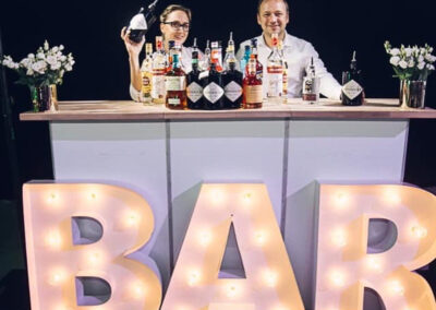 baarmen pulmas koos mobiilne kokteilibaariga